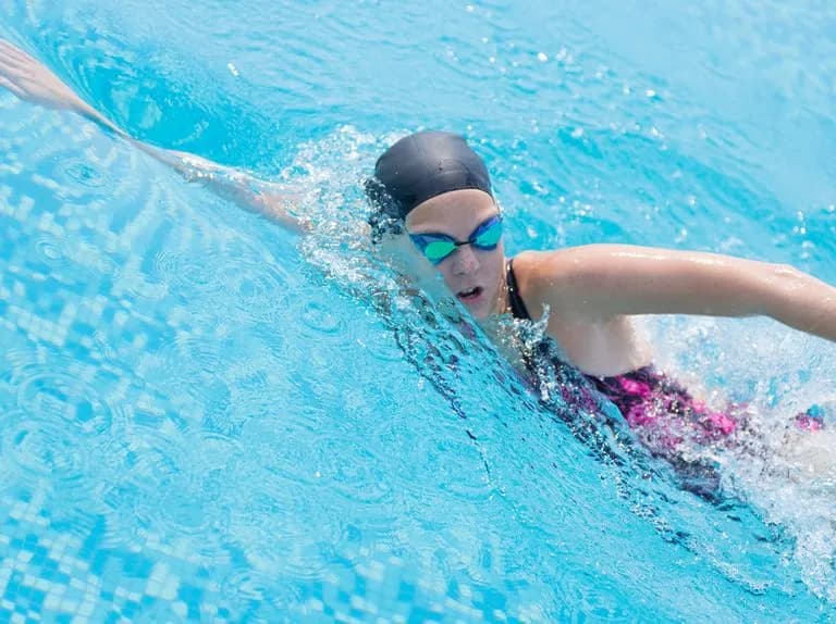 Najlepszy styl pływania na odchudzanie - spal kalorie skutecznie